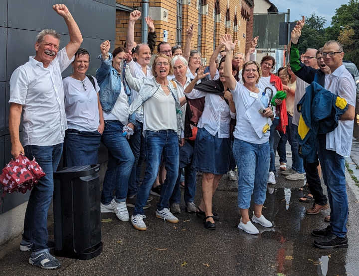 Der Popchor Ulm vor der JVA